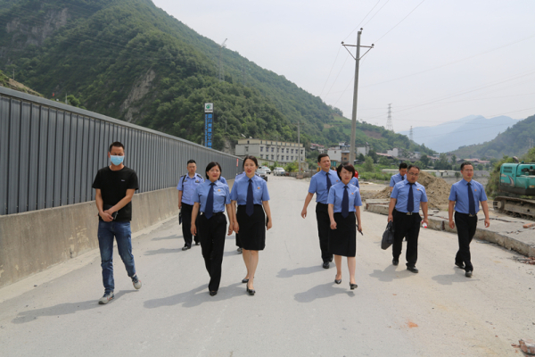 北川羌族自治县中信精彩365_365彩票app下载苹果版_英国beat365官方登录检察长张萍与茂县中信精彩365_365彩票app下载苹果版_英国beat365官方登录检察长刘晓虹在涪江流域土门河段联合开展巡河活动